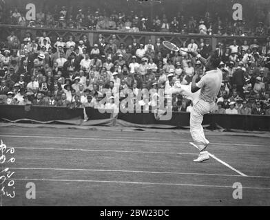 B. M. (Bitsy) Grant aus den Vereinigten Staaten traf den deutschen Henner Henkel, als das letzte Einzelspiel des Davis Cup Inter-Zone Finales in Wimbledon gespielt wurde. Foto zeigt ; Henkel im Spiel auf einem Bein. 20 Juli 1937 Stockfoto