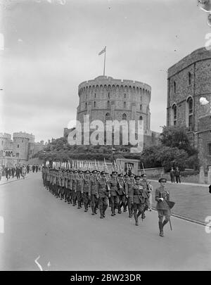 Das Königliche Regiment des Königs marschierte nach der Zeremonie weg, wo sie mit ihren alten regimentalen Farben, die in Windsor Castle Wachraum seit den letzten 20 Jahren hängen, vorgestellt wurden. Die Präsentation wurde vom Grafen von Athlone im Namen des Königs gemacht. Juli 1937. Stockfoto