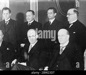 Dänisches Thorvald Stauning' Koalitionskabinett, Stauning III von links nach rechts: Erste Reihe: Thorvald Stauning, Premierminister [aus dem Bild herausgeschnitten], Karl Kristian Steincke, Justizminister; Peter Munch, Außenminister; hintere Reihe: Bertel Dahlgaard, Innenminister; Ludvig Christensen, Ministerium für Soziales; Alsing Andersen, Verteidigungsminister; Johannes KjÃ¦rbÃ¸l [Kjaerbol], Minister für Industrie. Juli 1937 ? Stockfoto