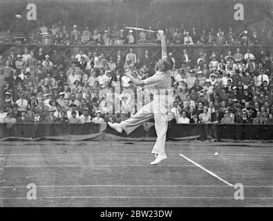 Donald Budge, der Wimbledon-Champion, traf Baron Gottfried von Cramm aus Deutschland im entscheidenden Einzelspiel, das entscheiden wird, ob Deutschland oder Amerika in der Challenge-Runde des Davis Cups England treffen werden. Foto zeigt ; von Cramm im Spiel. 20 Juli 1937 Stockfoto