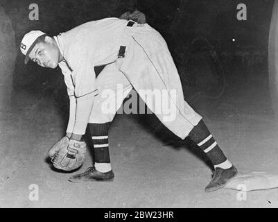 Joe Louis, der Schwergewicht-Boxweltmeister, hat sich in vollem Softball-Kit aufgepolstert und spielt für das Team, von dem er ein Unterstützer ist, die Detroit Brown Bombers. Joe Louis ( der braune Bomber ) soll seinen Boxtitel gegen Tommy Farr , den britischen und Empire-Champion, verteidigen. 22 Juli 1937. Stockfoto