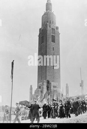 König Leopold von den Belgiern weihte offiziell den Turm der Erinnerung in Lüttich ein, ein Denkmal zu Ehren der alliierten Kriegsterben. 21 Juli 1937 Stockfoto