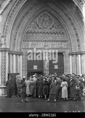 Westminster Abbey, nachdem sie wegen der Krönung neun Monate geschlossen war, wurde heute (Sonntag) wieder für öffentliche Dienstleistungen eröffnet. Menschenmassen stehen für den ersten Service an. 26. September 1937 Stockfoto