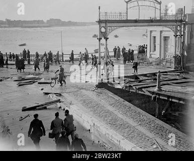 Mole beschädigt bei Margate durch schlechtesten Gale und 50 Jahre. Die schlimmste Gale, die England seit 50 Jahren kennt, hat über die Süd- und Ostküste hinweg eine immense Schadensstudie hinterlassen. Ein Teil der Promenade bei Margate wurde zerrissen, der Steg zerschlagen, Kioske und Badehätten am Strand wurden vom Wind umgestürzt und von den riesigen Meeren, die über die Front zerschlugen, zerschlagen. Foto zeigt, die beschädigte Anlegestelle bei Margate, zeigt die gebrochene Holzarbeit verstreut über die Front heute (Sonntag). 13 Februar 1938 Stockfoto