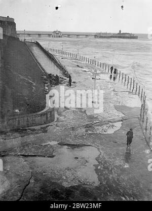 Schlimmster Gale seit 50 Jahren, verursachte Chaos bei Margate. Die schlimmste Gale, die England seit 50 Jahren kennt, hat über die Süd- und Ostküste hinweg eine immense Schadensstudie hinterlassen. Ein Teil der Promenade bei Margate wurde zerrissen, der Steg zerschlagen, Kioske und Badehätten am Strand wurden vom Wind umgestürzt und von den riesigen Meeren, die über die Front zerschlugen, zerschlagen. Foto zeigt, die Oberfläche der Promenade, die von der Gale bei Margate zerrissen wurde. 13 Februar 1938 Stockfoto