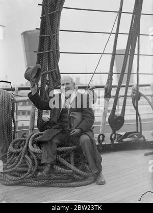 König von Amerika ' Hoboes ' kommt, um Hoboes Versammlung in England zu besuchen. Jeff Davis, König von 1 Million amerikanischen Heboes, kam in Southampton auf der 'RMS Queen Mary' von Amerika an, um an einer Heboes Convention in England teilzunehmen. Ziel seines Besuchs ist es, eine Liga unter den Heboes oder Wanderern aller anderen Länder zu bilden, und er sagte, ein britisches Mitglied des Parlaments werde ihm helfen, die Konvention zu nennen. Die Organisation 'King Jeff's' Hoboes of America, wurde 1908 gegründet und umfasst sieben Kongressabgeordnete und fünf Senatoren unter ihren Mitgliedern. Er erklärt, dass die Mehrheit der Hoboes nicht t sind Stockfoto