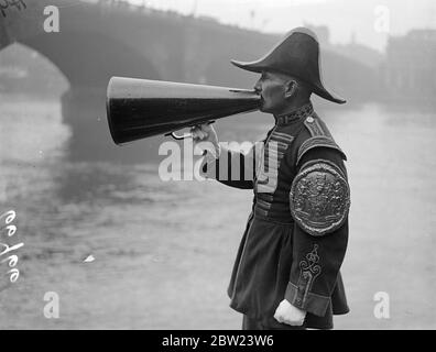 Mr Harry Phelps, der Starter beim 223. Jährlichen Sculling Race, dem Doggett 's Coat and Badge, das über eine 6 Meilen lange Strecke von London Bridge zur Chelsea Bridge stattfindet. Der Wettbewerb wurde 1715 von Thomas Doggett gestartet, der den Preis anbot, um den Beitritt von König George I zu gedenken.der Sieger des Rennens erhält einen roten Mantel mit einem silbernen Abzeichen auf dem linken Arm. 23 Juli 1937. Stockfoto