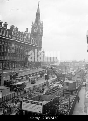 Obwohl die Eisenbahner in St. Pancras streiken, arbeiten Männer noch immer viele Meter unterhalb des Bahnhofs an der Rekonstruktion der U-Bahn-Station King's Cross. Foto zeigt: Die eingezäunten Bauarbeiten vor dem Bahnhof St Pancras. 13. Oktober 1938 Stockfoto