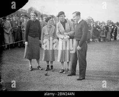 Henry Cotton, zweifacher Champion der British Open und einer der weltweit führenden Profis, stellt sich in einem einzigartigen Wettbewerb auf dem Maylands Course in Romford, Essex, gegen drei Golferinnen, die darunter acht Mal die britische Frauenmeisterschaft gewonnen haben. Das Spiel war über 18 Löcher, Cotton spielte den besten Ball von Joyce Wethered, Lady Heathcoat-Amory, Miss Enid Wilson, und Mme Rene Lacoste und, Französisch Meister acht Mal, die als Simone de la Chaume, gewann den britischen Titel im Jahr 1927. Die Frauen spielten mit Cotton auf gleicher Höhe und erhielten keinen Vorteil, selbst wenn sie vom gleichen Gewirk fuhren Stockfoto