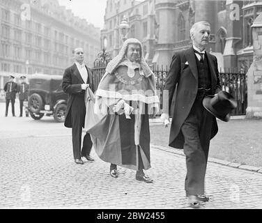 Nach einem Gottesdienst in der Westminster Abbey anlässlich der Wiedereröffnung der Gerichte gingen die Richter, an denen Mitglieder der Bar teilnahmen, in Prozession zum Palace of Westminster, wo sie von Lord Maugham, dem Lord Chancellor, in seiner privaten Wohnung empfangen wurden. Es wurde dann mit anderen vornehmen Gästen zum Frühstück unterhalten. Das Frühstück wurde dieses Jahr nach einem Verfall von sieben Jahren aus wirtschaftlichen Gründen empfangen. Foto zeigt: Lord Hewart, der Lord Chief Justice, in der Prozession von Westminster Abbey. 12. Oktober 1938 Stockfoto