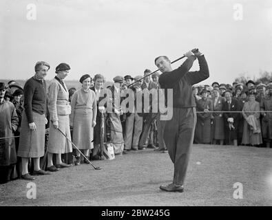 Henry Cotton, zweifacher Champion der British Open und einer der weltweit führenden Profis, stellt sich in einem einzigartigen Wettbewerb auf dem Maylands Course in Romford, Essex, gegen drei Golferinnen, die darunter acht Mal die britische Frauenmeisterschaft gewonnen haben. Das Spiel war über 18 Löcher, Cotton spielte den besten Ball von Joyce Wethered, Lady Heathcoat-Amory, Miss Enid Wilson, und Mme Rene Lacoste und, Französisch Meister acht Mal, die als Simone de la Chaume, gewann den britischen Titel im Jahr 1927. Die Frauen spielten mit Cotton auf gleicher Höhe und erhielten keinen Vorteil, selbst wenn sie vom gleichen Gewirk fuhren Stockfoto