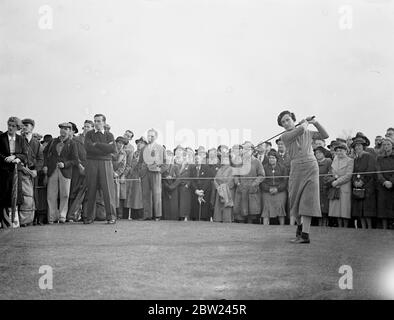 Henry Cotton, zweifacher Champion der British Open und einer der weltweit führenden Profis, stellt sich in einem einzigartigen Wettbewerb auf dem Maylands Course in Romford, Essex, gegen drei Golferinnen, die darunter acht Mal die britische Frauenmeisterschaft gewonnen haben. Das Spiel war über 18 Löcher, Cotton spielte den besten Ball von Joyce Wethered, Lady Heathcoat-Amory, Miss Enid Wilson, und Mme Rene Lacoste und, Französisch Meister acht Mal, die als Simone de la Chaume, gewann den britischen Titel im Jahr 1927. Die Frauen spielten mit Cotton auf gleicher Höhe und erhielten keinen Vorteil, selbst wenn sie vom gleichen Gewirk fuhren Stockfoto