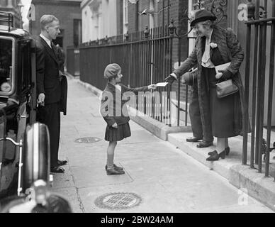 Siebenjähriges Mädchen und Brief an Frau Chamberlain, als sie mit Premier Quiet Weekend abreist. Ein Dankesschreiben für die Bemühungen des Premierministers, den Frieden zu bewahren, überreichte die siebenjährige Dorothy Friend of Westminster Frau Neville Chamberlain, als sie mit dem Premierminister die Nummer 10, Downing Street, für ein ruhiges Wochenende im Land verließ. Hunderte von Dankesschreiben und Glückwünsche wurden bei Nr. 10 abgegeben, aber Dorothy Forster übergibt sie persönlich. Oktober 1938 Stockfoto