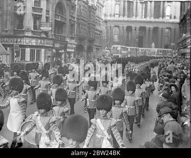 Grenadiere üben uraltes Privileg aus, während sie durch die Stadt marschieren. Männer der Grenadier-Garde übten das alte Privileg des Regiments aus, mit Trommeln, Schlägen, Bajonetten und Farben durch die City of London zu marschieren, die sie nach der Zeremonie der Farbgebung in der Kathedrale von St. Paul's Cathedral in die Wellington-Kaserne zurückkehrten. Foto zeigt, die Grenadiere marschieren auf Ludgate Hill, von St. Paul's., 2. Oktober 1938 Stockfoto