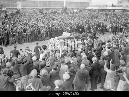 Edouard Daladier, von Tausenden von Menschen in Paris begrüßt. Tausende versammelten sich im Pariser Le Bourget Aerodrome, um M Edouard Daladier, den französischen Premierminister aus München, zu begrüßen, der mit den anderen Völkern Europas in Aussicht auf Frieden eine gemeinsame Erleichterung hatte, wo er an der Viermachtkonferenz zum tschechischen Problem teilnahm, die in einer Vereinbarung endete. 30. September 1938 Stockfoto