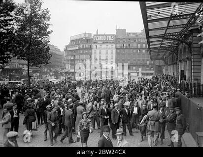 Französische Reservisten verlassen die Maginot-Linie. Große Zahl französischer Reservisten verlassen den Gare de l'Est in Paris für Post auf der Maginot-Linie, die großen Befestigungen an der östlichen Grenze. Nach dem Aufruf der Reservisten hat Frankreich mehr als 1 Million Männer unter Waffen, falls sie aufgefordert werden sollte, ihre vertraglichen Verpflichtungen gegenüber der Tschechoslowakei zu erfüllen. Foto zeigt, die geschäftige Szene am Gare de L'Est ist Reservisten warten auf Einfahrt für die Maginot Lane. 25. September 1938 Stockfoto