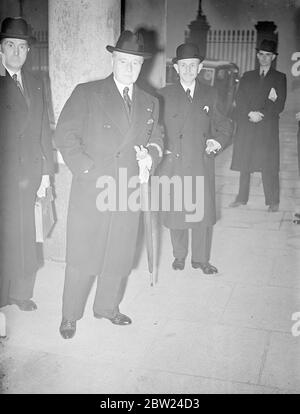 Französischer Oberbefehlshaber besucht die Downing Street 10. General Gamelin, der heute Morgen nach London flog, ging mit dem französischen Premierminister M Daladier und dem Außenminister M Bonnet zur Downing Street 10, um mit dem britischen Kabinett zu diskutieren. Foto zeigt, General Gamelin, Französisch Kommandant-in-Chief, Verlassen der französischen Botschaft 10 Downing Street. 26. September 1938 Stockfoto