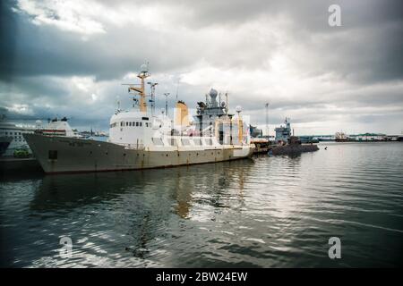 U-Boot und Küstenwache im Hafen Stockfoto