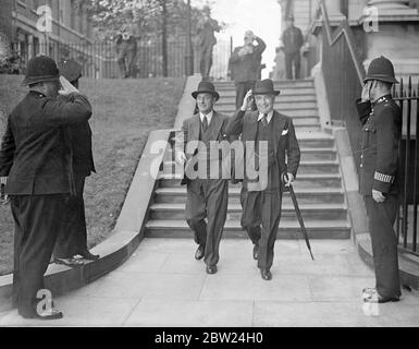 Leslie Hore-Belisha, britischer Kriegsminister, und Doktor Lesley Burgin, der Verkehrsminister, der den Gruß zweier Polizisten zurückgab, die nach dem morgendlichen Kabinettstreffen die Downing Street 10 verließen. 12. September 1938 Stockfoto