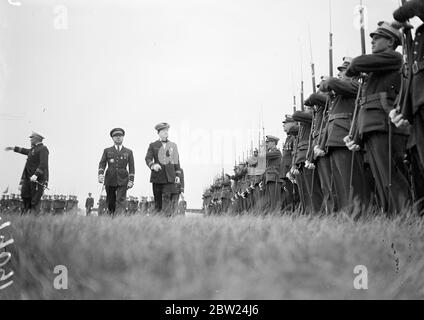 Eine Zeremonie zum Gedenken an den französischen Lufthund Captain Charles Guynemer fand im Le Bourget Aerodrome in Paris statt. Foto zeigt: Oberst de Turenne und Oberst Rene Fonck überprüfen die Truppen. 10. September 1938 Stockfoto