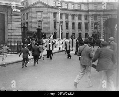 Nach Friedensdemonstrationen am Trafalgar Square brachen in Whitehall und The Mall Unruhen aus, als Mitglieder der Menge versuchten, die Polizeikordone zur Downing Street zu durchbrechen. Mounted and Feet Polizisten beschuldigt die Massen wiederholt. Fotoausstellungen: Mitglieder der Menschenmenge hetzten die Bergpolizei in der Mall. 18. September 1938 Stockfoto