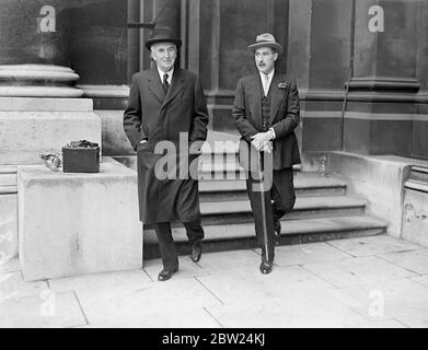 Sir Neville Henderson mit Lord Halifax und Sir John Simon im Auswärtigen Amt. Sir Neville Henderson, britischer Botschafter in Berlin, der dringend nach London einberufen wurde, um sich mit der Regierung über die Lage in Mitteleuropa zu beraten, sah Lord Halifax, den Außenminister, und Sir John Simon, den Schatzkanzler, im Auswärtigen Amt. Foto zeigt Lord Halifax und Sir Neville Henderson, die nach dem Treffen im Auswärtigen Amt abreisen. Bis 29. August 1938 Stockfoto