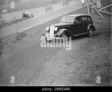 Neues 'Auto für die Welt' auf der Crystal Palace Strecke vorgeführt. Der neue Humber Super Snipe, ein eigens für die Bedingungen auf der ganzen Welt konstruierte Wagen, wurde einer Expertenrunde auf der Crystal Palace Road Rennbahn vorgestellt. Das Auto soll eine Lücke bei den britischen Automobilherstellern füllen, weil es für Fahrer im in- und Ausland gleichermaßen geeignet ist. Foto zeigt, Zuschauer beobachten den neuen Humber Super Snipe Klettern eine Eins-in-vier Steigung in Top-Gang. Aus dem Stand im oberen Gang starten. September 1938 Stockfoto