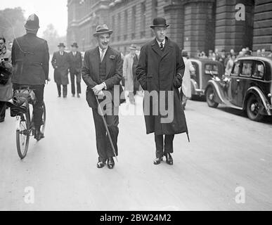 Sir Neville Henderson mit Lord Halifax und Sir John Simon im Auswärtigen Amt. Sir Neville Henderson, britischer Botschafter in Berlin, der dringend nach London einberufen wurde, um sich mit der Regierung über die Lage in Mitteleuropa zu beraten, sah Lord Halifax, den Außenminister, und Sir John Simon, den Schatzkanzler, im Auswärtigen Amt. Foto zeigt Lord Halifax und Sir Neville Henderson, die nach dem Treffen im Auswärtigen Amt abreisen. Bis 29. August 1938 Stockfoto