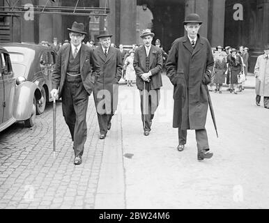 Sir Neville Henderson mit Lord Halifax und Sir John Simon im Auswärtigen Amt. Sir Neville Henderson, britischer Botschafter in Berlin, der dringend nach London einberufen wurde, um sich mit der Regierung über die Lage in Mitteleuropa zu beraten, sah Lord Halifax, den Außenminister, und Sir John Simon, den Schatzkanzler, im Auswärtigen Amt. Foto zeigt Lord Halifax, gefolgt von Sir Neville Henderson und Sir John Simon, als sie nach der Konferenz das Außenministerium verließen. Bis 29. August 1938 Stockfoto