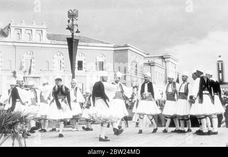 Albanische Turnerinnen feiern den 10. Geburtstag von König Zog. Im Rahmen der Feierlichkeiten zum 10. Jahrestag der Proklamation von Zog zum König der Albaner hielten die Turnerinnen des Queen Mother Institute in Tirana eine Ausstellung in Anwesenheit von Prinzessin Myzejen, der Schwester des Königs, der albanischen "Patronin des Sports", ab. Foto zeigt, Bauern in Nationaltracht tanzen auf Skanderber Platz in Tirana, der Hauptstadt, als Teil der Feierlichkeiten. September 1938 Stockfoto