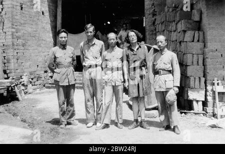 Der kantonesische General Li Han-Yuen (Mitte), der die Japaner 13 Meilen südlich des Kiukiang auf dem Weg nach Hankow, dem Sitz der chinesischen Regierung, über einen Monat lang zurückhielt. Dieses Bild entstand in seinem Feldhauptquartier in der Nähe von Shaho. Mit ihm ist Miss Freda Utley, Autorin von Japans Flotte von Clay. Extreme Rechte ist der Generalstabschef und extreme Linke, Oberst Mok, der französischsprachige Adjutant. Rechts vom General steht Robert W Murphey, Korrespondent der amerikanischen Zeitung. Miss Utley ist auch als Korrespondentin für eine Londoner Zeitung tätig. September 1938 Stockfoto