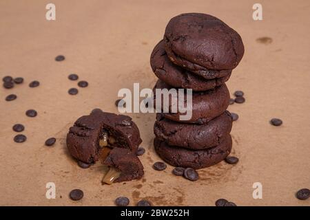 Brownie Chocolate Chip Cookie gefüllt mit Karamell und Schokolade Späne Stockfoto