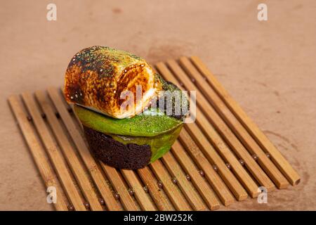 Brownie Matcha Schachbratschachel auf Holzhintergrund Stockfoto