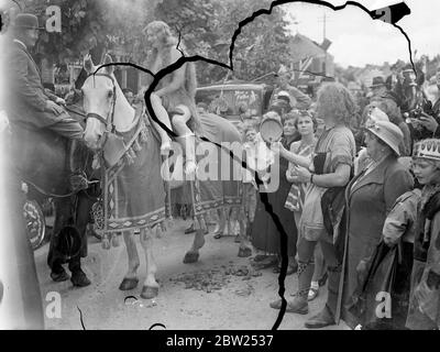 12-jähriges Mädchen als 'Lady Godiva' im Teddington Carnival. Mirabelle Muller, die 13-jährige Schülerin, ritt als 'Lady Godiva' auf einem weißen Pferd in der Fate-Parade des Karnevals in Teddington, middlesex. Mirabelle wurde gebeten, ihre Klosterschule zu verlassen, nachdem sie als Godiva ausgewählt worden war. Phpto zeigt, eine allgemeine Ansicht der Karnevalsprozession, zeigt Mirabelle Muller als Lady Godiva.. Juli 1938 Stockfoto