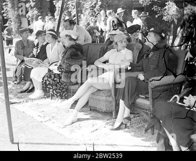 Queen Ena und helen Wills bei Highgate Tennis Party. Nur wenige Stunden nach dem Tod von Suzanne langlan besuchten Wimbledon-Spieler die jährlichen Lawn Tennis-Ausstellungspiele zu Hilfe des North islington Welfare Centre im Highgate (London), dem Heim von Sir Arthur und Lady Crosfield. Foto zeigt, Königin Ena von Spanien mit Frau Helen Wills Moody, Wimbledon-Weltmeisterin und Alic Marble, der amerikanische Spieler auf der Party. Juli 1938 Stockfoto