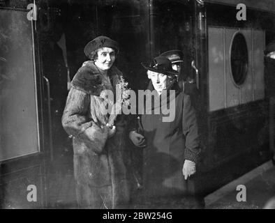 Die Tochter des Herzogs von Connaught geht nach Ceylon, um sich ihrem Mann anzuschließen. Lady Patricia Ramsay, Tochter des Herzogs von Connaught, verließ Victoria Station auf ihrem Weg nach Ceylon, um sich ihrem Ehemann, Vizeadmiral Sir Alexander Ramsay anzuschließen. Sie wurde von Prinzessin Helen von Victoria gesehen. Aber die Shows, Dame Patricia Ramsay von Prinzessin Helen in Victoria am Bahnhof Victoria gesehen. 27. Januar 1938 Stockfoto