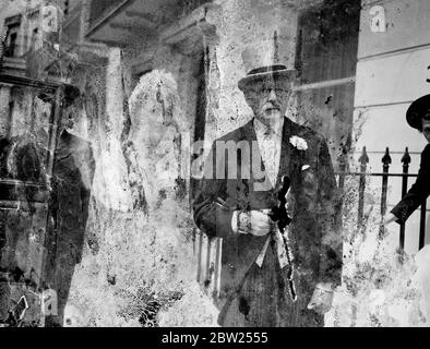 Tochter des britischen Botschafters in Spanien heiratete in London. Nach einem der kürzesten Engagements wurde die Ankündigung in der zweiten Maiwoche gemacht, Miss Anne Chilton, Tochter von Sir Henry und Lady Chilton, wurde in Holy Trinity, Brompton, mit Sir Thomas Dupree, Sohn des verstorbenen Sir William Dupree und Marion, Lady Dupree verheiratet. Sir Henry Chilton ist britischer Botschafter in Spanien. Foto zeigt, dass die Braut ihr Haus am Brompton Square verlässt und ihren Vater, Sir Henry Chilton, von Dienern beobachtet. 11 Juli 1939 Stockfoto