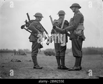 Neueste Ausbildung und Ausrüstung der britischen Armee demonstriert in Aldershot Neueste Ausrüstung und Ausbildung der Infanterie-Abteilungen der britischen Armee wurden durch die 1. Battlalion The South Staffordshire Regiment in einer Reihe von Übungen im Aldershot Lager, Hampshire demonstriert. Foto zeigt, ein leichtes Mörser-Team bereit, in Aktion zu gehen. Der 3 Zoll leichte Mörtel ist in der Lage, 40 Schalen pro Minute zu feuern. 21. Januar 1938 Stockfoto