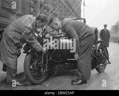 Ein Rad, das sich teilweise dreht und teilweise schiefe, wird verwendet, um schlechte Oberflächen auf Großbritanniens Straßen zu erkennen. Das Rad ist in einem Winkel von 18Â an eine Motorradkombination befestigt und sein Verhalten auf allen möglichen Straßenbelägen wird auf einem im Beiwagen getragenem Graaf aufgezeichnet. Ein glatter Reifen, der alle 60 Meilen gewechselt werden muss, wird für standardisierte Messungen verwendet. Hauptzweck der neuen Maschine ist es, experimentelle Straßenmaterialien, die Fernstraßen und "Blackspots" zu testen, um zu sehen, ob die Straßenoberfläche die Ursache des Unfalls ist. Für Motorräder, gebaut für das Verkehrsministerium, werden in Lond verwendet Stockfoto