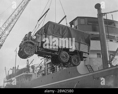 Armee Lastwagen und Munition nach Ägypten verschifft. Tausend Tonnen Munition, etwa 10 Luftwaffenabwehrwaffen und eine Reihe von Militärlastwagen, weniger Southampton am Tag 'Itinda' für Ägypten. Februar 1938 Stockfoto