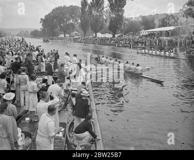 Die amerikanische Crew gewinnt den Sieg im Thames Challenge Cup in Henley. Die Kent School, USA, schlug die Crew der yale University (USA) im 24. Hitze des Thames Challenge Cup am Finals Dayat henley. Foto zeigt, Kent School gewinnt die Hitze. Juli 1938 Stockfoto