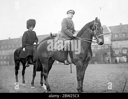 Kronprinz Frederik inspiziert die dänische Kaisergarde. Die dänische Kaisergarde wurde vor dem Schloss Rosenborg in Kopenhagen von Kronprinz Frederik (rechts) von Dänemark überprüft. 11 März 1938 Stockfoto