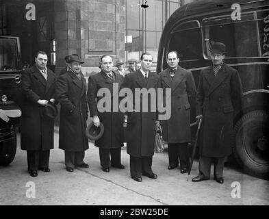 Französische Flugdelegation in England, um Flugplätze zu inspizieren. Eine Delegation von fünf Personen kam aus Frankreich nach Croydon, um britische Flugplätze zu inspizieren. Sie wurden bei ihrer Ankunft von Oberst Fournier, dem Air Attache, an der französischen Botschaft in London empfangen. Foto zeigt, die französische Delegation bei der Ankunft in Croydon. Von links nach rechts: Herr Volvert (Delegationsleiter), Herr Vernier, Herr Roos, Majoor Monttollet, Kapitän Breyton und Oberst Fournier (mit Melone-Hut). 30. Januar 1938 Stockfoto