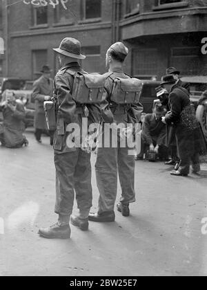 Army's experimentelle Kleidung in London zu sehen. Die experimentelle Gestaltung von Bekleidung für aktiven Dienst und Training, die in diesem Jahr Gegenstand von Versuchen der Armee sein soll, war im Central London Recruiting Depot, Great Scotland Yard, Whitehall zu sehen. Die Ausrüstung wurde mit dem Ziel entwickelt, das Gewicht des Soldaten so weit wie möglich zu verringern und die Mechanisierung und die neuen Waffen, die eingeführt wurden, zu berücksichtigen. Foto zeigt, eine Rückansicht der beiden Uniformen. März 1938 Stockfoto