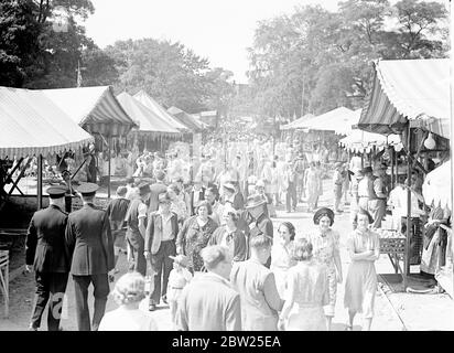 Die Massen an Feiertagen auf Hampstead Heath. Teil der großen Menge von Bank Holiday Machern, die sich auf der Messe in Hampstead Heath amüsiert haben. August 1938 Stockfoto