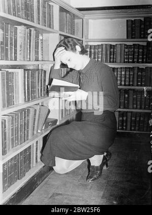 Walthamstow Schulkinder haben ihre eigene moderne Bibliothek. In der Marsh Street, Walthamstow, wurde eine neue Bibliothek für Kinder eröffnet. Die Bibliothek ist eine der modernsten in London und wurde in einer stillgefertigten Schule gebaut. Die Bibliothek wird vom Bibliotheksausschuss des Walthamstower Stadtteils betrieben und 60 Schulen nehmen an dem Programm Teil. Von unseren hundert und 50,000 Büchern wurden jedes Jahr an Schulkinder im Borough ausgegeben. Ein Merkmal der neuen Bibliothek sind die Hausaufgaben-Kabinen, die von Kindern reserviert werden können, die zu Hause vom Radio und dem Lärm der Hausarbeit abgelenkt werden. Fotoserien Stockfoto