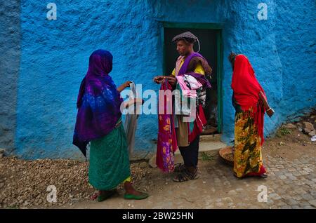 Straßenverkäufer in den bunten Straßen von Harar zeigt seine Kleidung an Kunden.Harar, Äthiopien. Bis 24. August 2014 Stockfoto