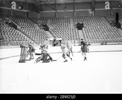 Englands Eishockeymannschaft für Weltmeisterschaften hat ein Trial Match in Harringay. Die englische Eishockeymannschaft, die gegen Ende nächsten Monats bei den Weltmeisterschaften in Prag antreten wird, hatte ein Trial Match in der Harringay Arena mit den Harringay Greyhounds, die für ihre starken Verteidigungslinien bekannt sind. Foto zeigt Jimmy Foster, der zum dritten Mal in Folge als Torhüter für England ausgewählt wurde, auf dem Eis, als er beim Testspiel einen Save machte. Bei dieser Gelegenheit, Foster wurde für Greyhounds fliegen, um gründlich von seinen Kollegen getestet werden. 31. Januar 1938 Stockfoto