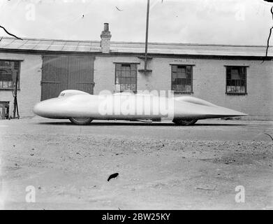 Cobbs neues Auto in Brooklands vor der Reise nach Amerika. Das Railton-Auto, in dem John Cobb Ende August in den Utah Salt Flats einen Versuch zum Weltrekord auf dem Land machen soll, war in seiner fertigen Form erstmals in Brooklands zu sehen, bevor es nach Amerika abging. Das Auto ist mit 1,250 PS Motoren ausgestattet. Cobbs Cockpit befindet sich vor der Achse in der Nase des Autos. Foto zeigt, das Railton Auto in seiner vollen. Juli 1938 Stockfoto