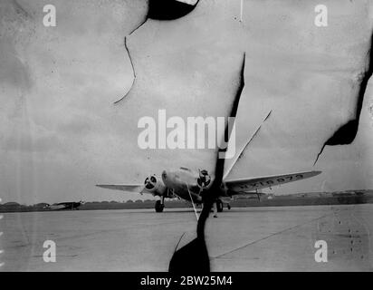 Howard Hughes fliegt von Paris nach Moskau. Nachdem der amerikanische Flieger Howard Hughes mit seinen vier Gefährten einen Rekord-Transatlantikflug von 16 1/2 Stunden gemacht hatte, flogen sie in den frühen Morgenstunden vom Flugplatz Le Bourget ab und flogen nach Moskau, dem nächsten Punkt ihres Weltflugs. Fotoausstellungen, Hughes starten in Le Bourget. 12 Juli 1939 Stockfoto